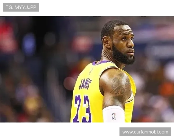 快船全队齐心协力主场战胜湖人展现强大实力 快船全队齐心协力主场战胜湖人展现强大实力